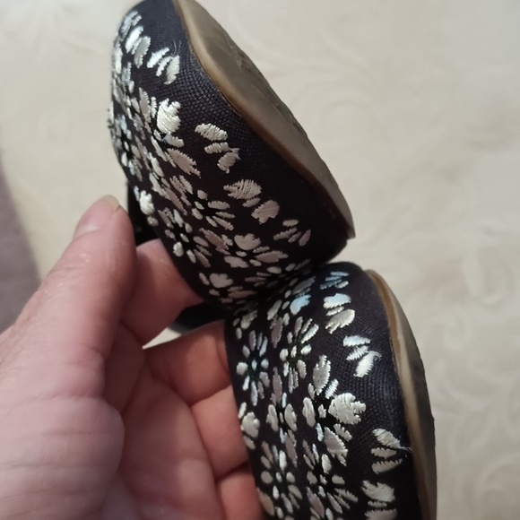 Kelly and Katie size 8 black and white flats - Picture 5 of 8